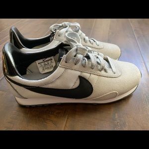 New, never worn! Nike Grey Black Sneakers size 8